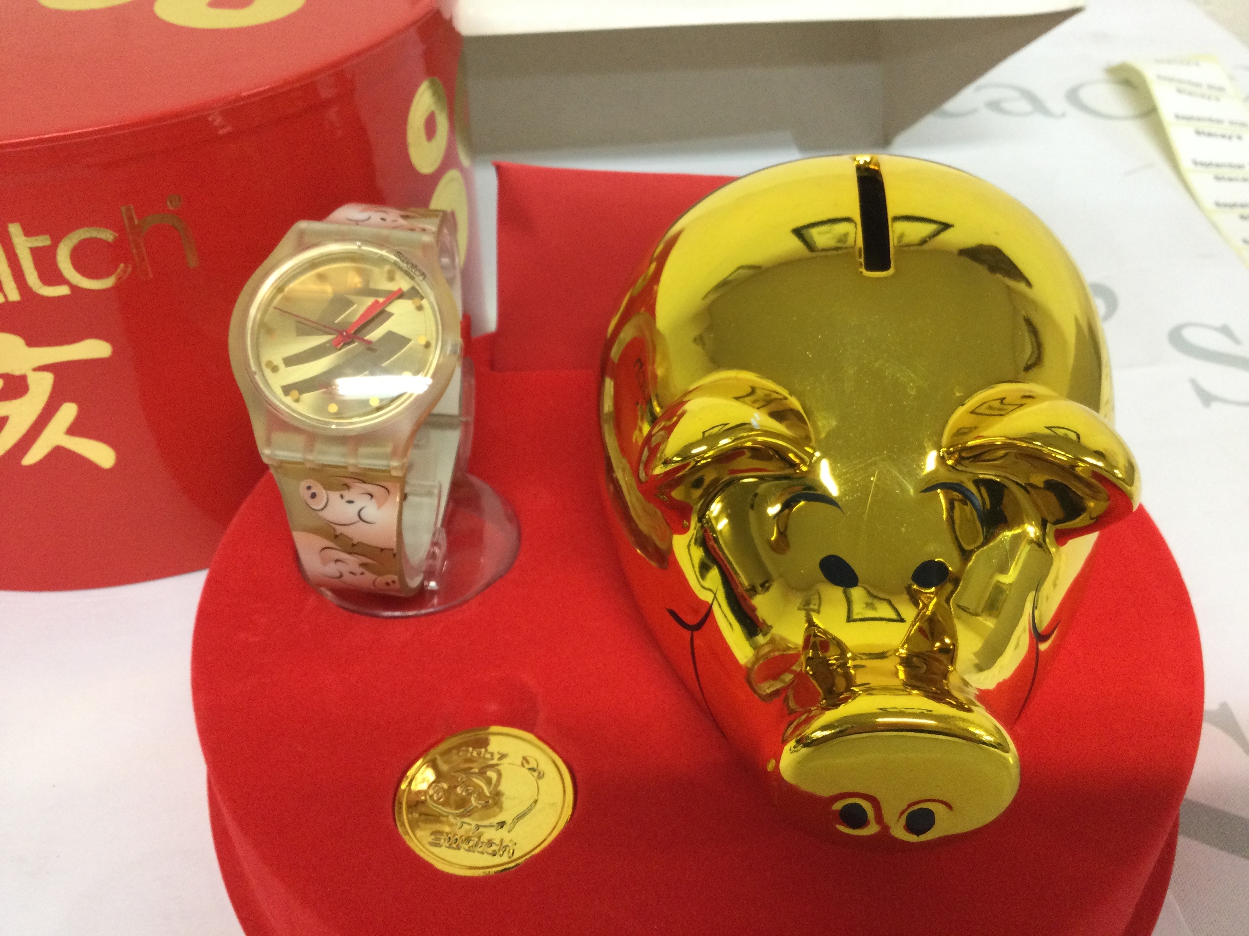 2007 "be lucky" swatch Chinese New Year special set featuring a 38mm case and a ceramic piggy bank and collectors coin.