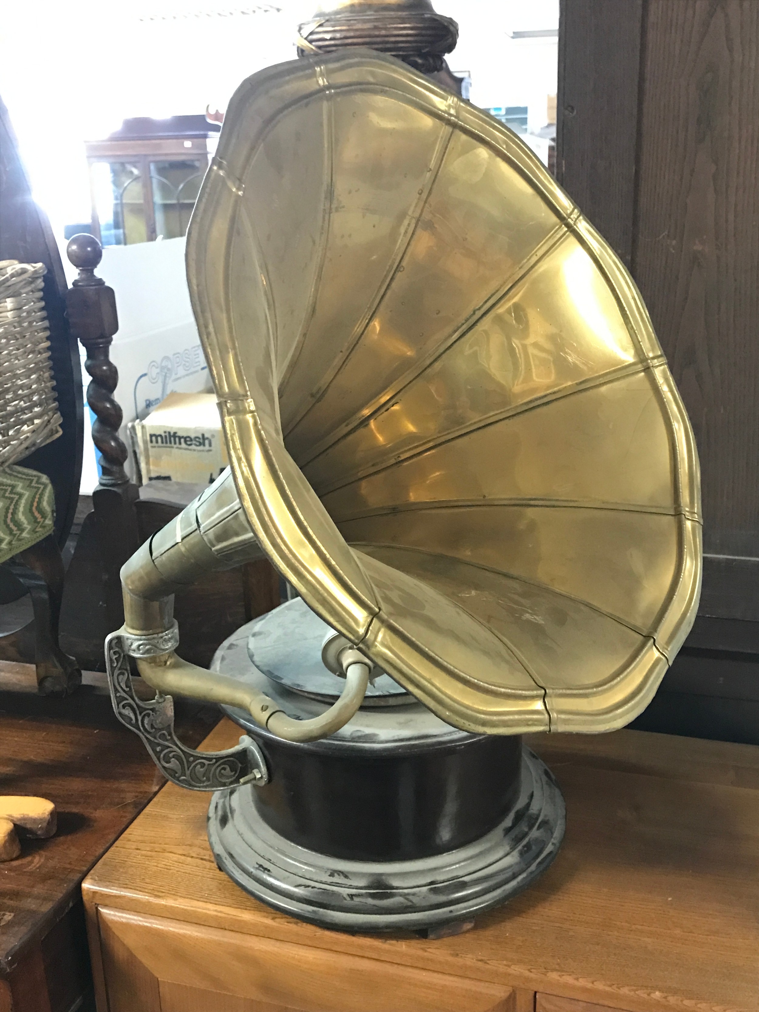 A gramophone with horn