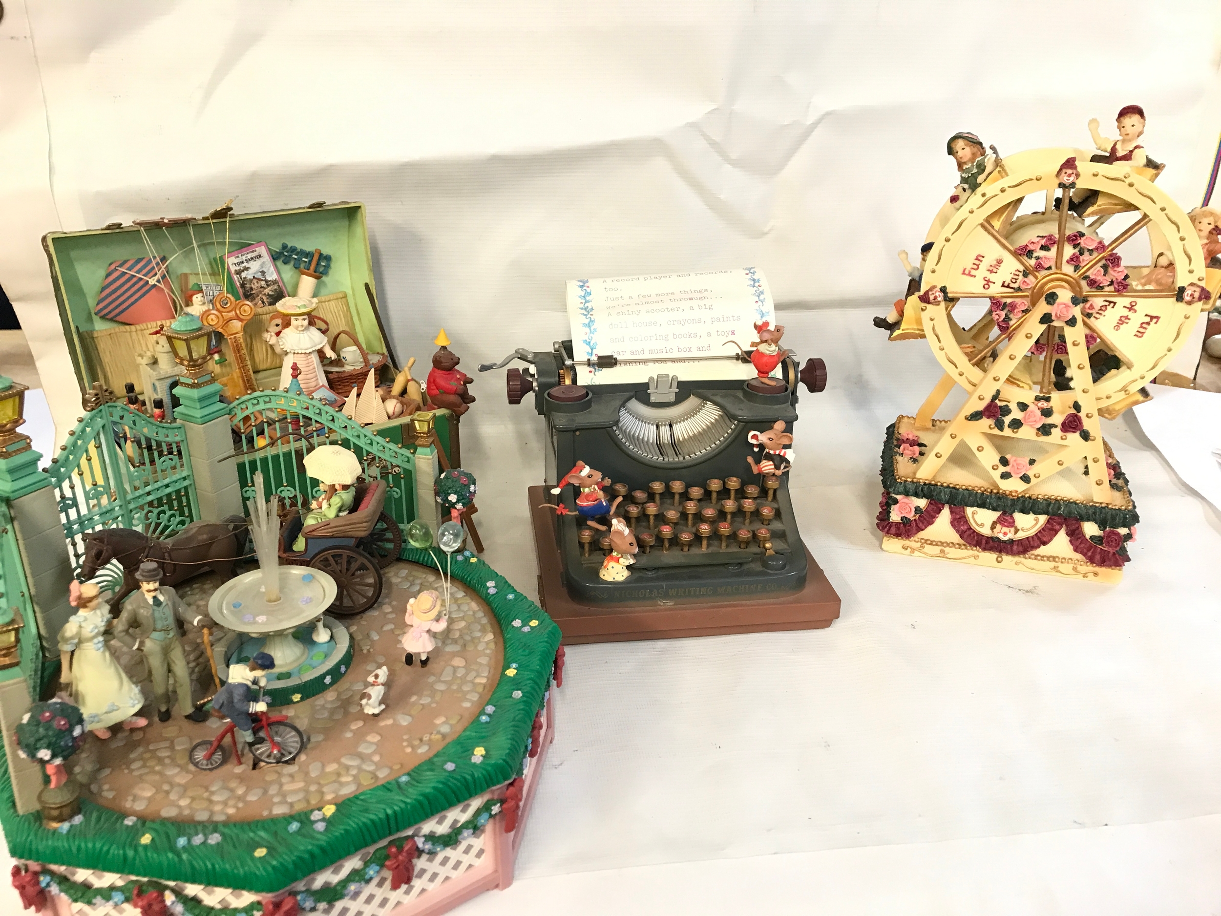Five music boxes Victorian Big Wheel Regency Fine Arts, Enesco While walking in the park day, Eneco Jolly Old St Nicholas, Eneco Toy Symphony, Eneco tea for two