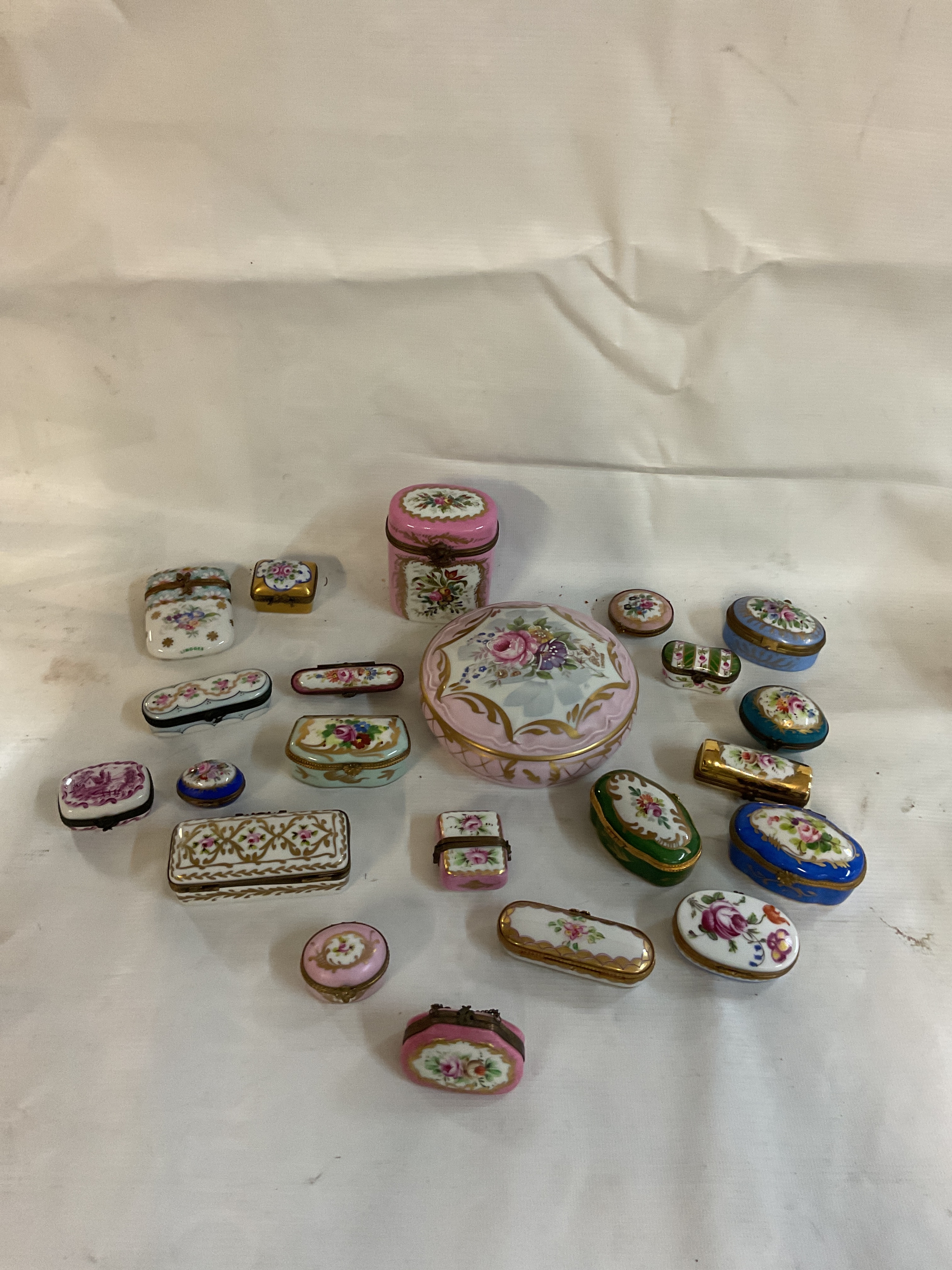 Qty of Limoges and similar miniature boxes.