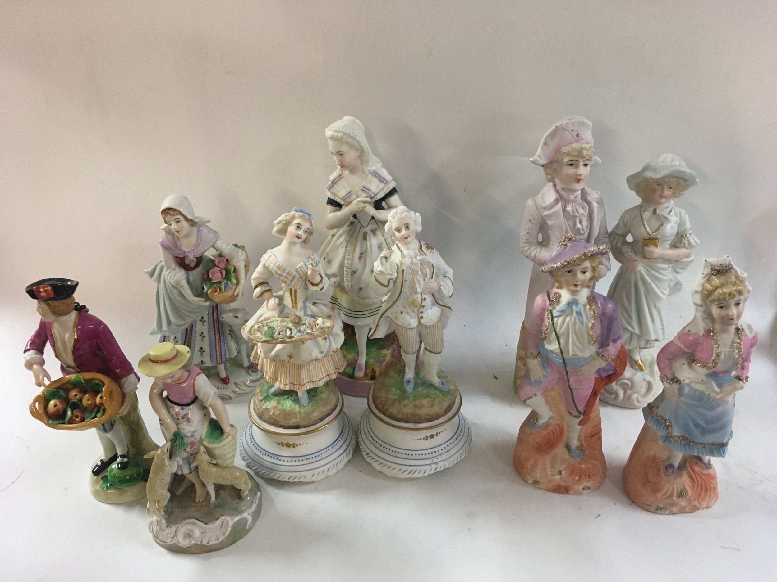 A collection of 10 ceramic 20th century style figurines 