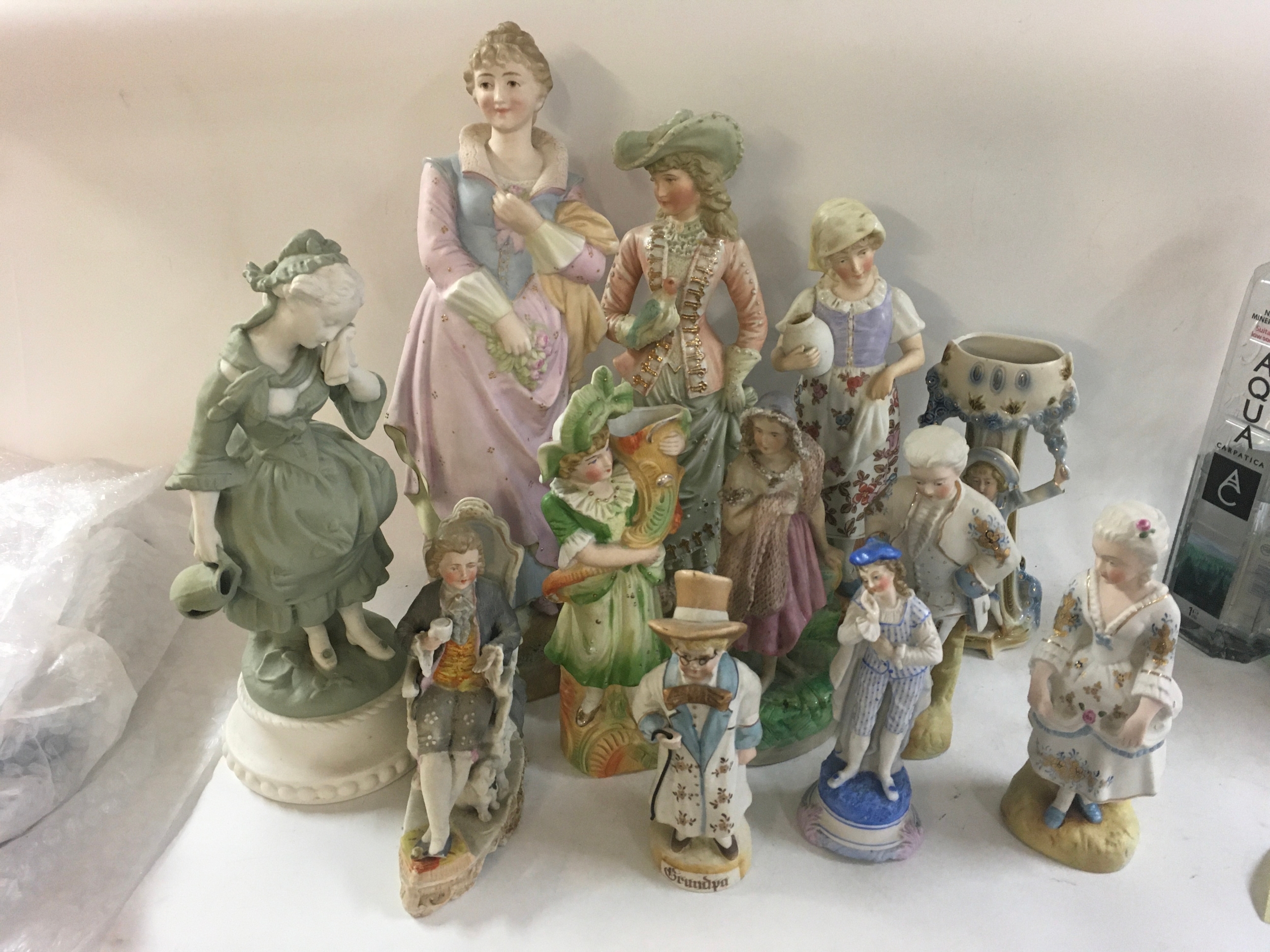 A collection of 12 ceramic 20th century figurines 