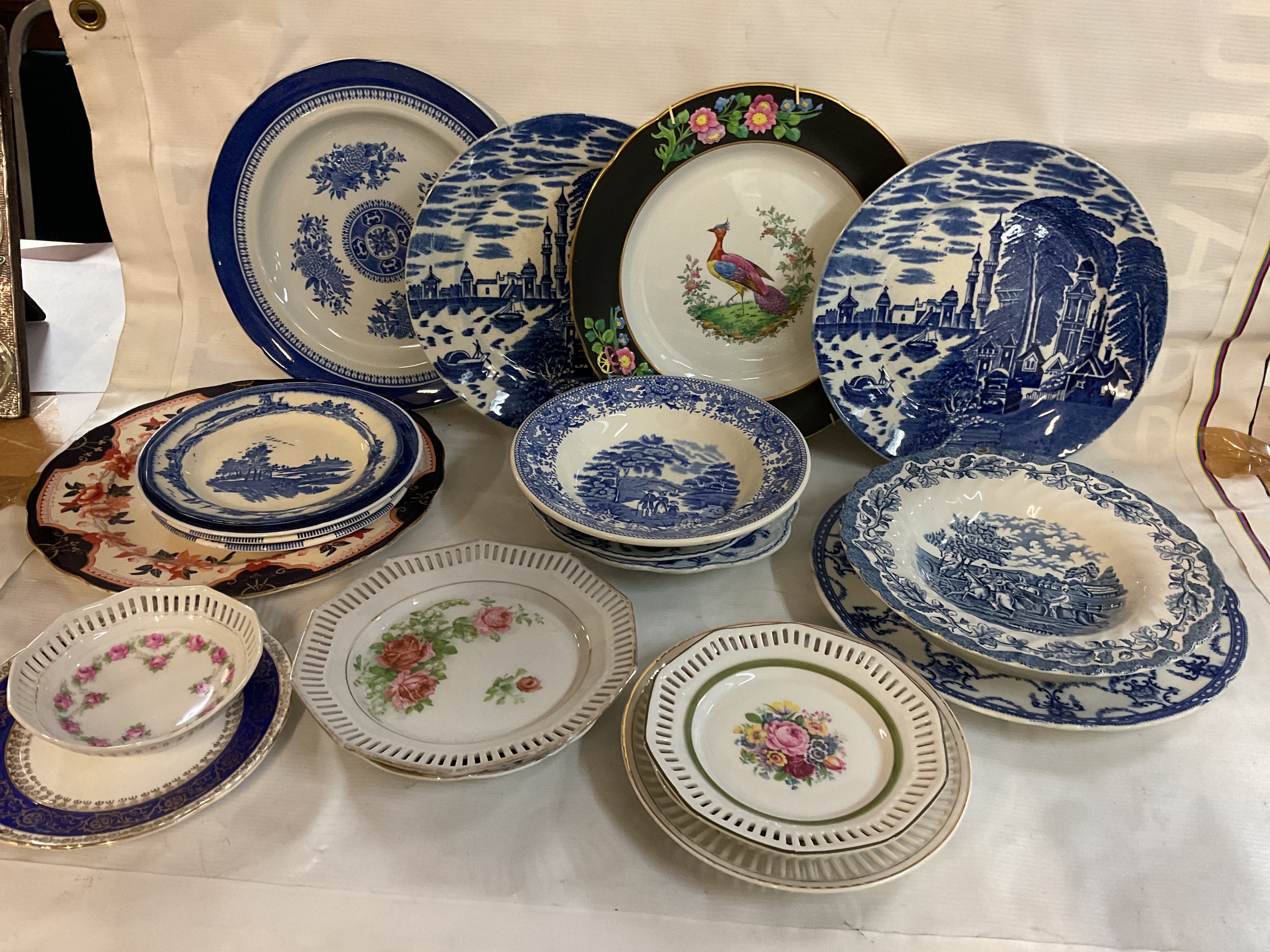 Qty ceramic plates to in Spode and lattice examples.
