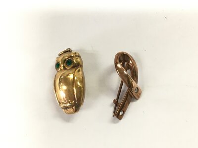 A 9ct owl charm and a 9ct brooch. 4.59g total.