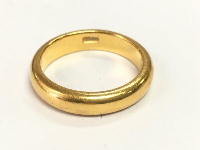 A 22 ct gold wedding band size O 1/2 and 8.61g