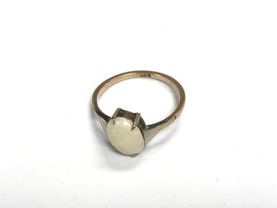 A 9ct gold Opal set ring size M 1/2 and 1.36g NO RESERVE