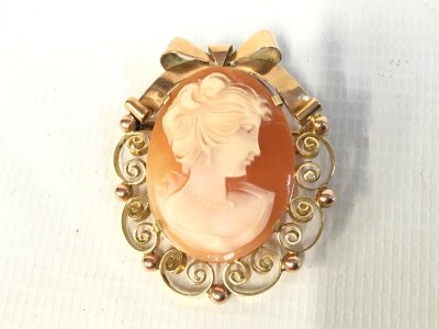 A 14ct gold cameo brooch 8.45g