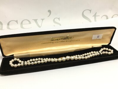 A cultured pearl necklace graduated
