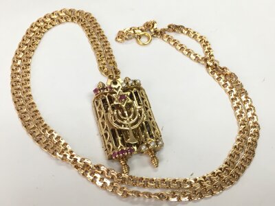 A 9ct gold Torah pendant on a 9ct gold chain. 34.2g total weight. Chain 30cm long