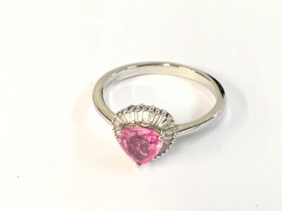 A Platinum ring set with diamonds and a pink sapphire. Size N 1/2 and 3.94g