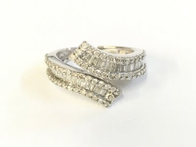 A 9ct white gold ring set with approximately 1ct diamonds size O