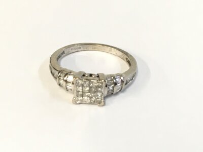 A 9ct white gold diamond cluster ring. Size N 1/2 and 2.63g.