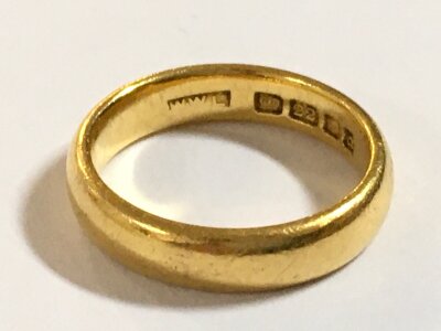 A 22ct gold wedding band, 6.5g. Size L