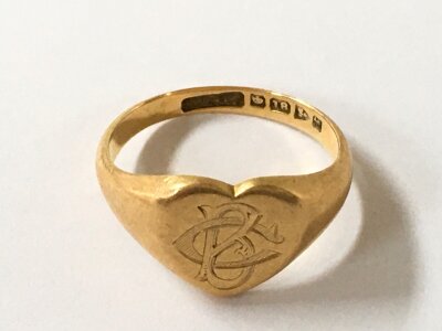 An 18 carat gold heart shaped ring. Size K . 4.6g total weight