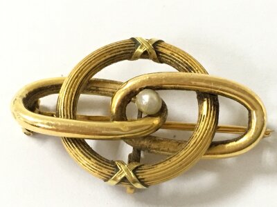 A small gold brooch set with a pearl, 2.4g