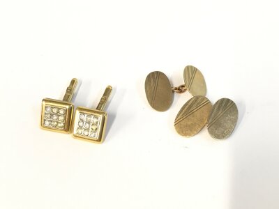 Two pairs of 9ct gold cufflinks.
10.46g