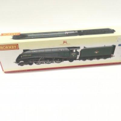 A boxed Hornby model Locomotive R 2340 Class A4 Golden Plover. DCC Ready 00 gauage.