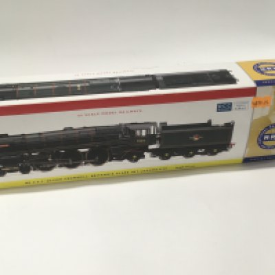 A boxed Special edition Hornby model locomotive R2565 Britannia Class 70013 Oliver Cromwell. DCC ready. 00gauge