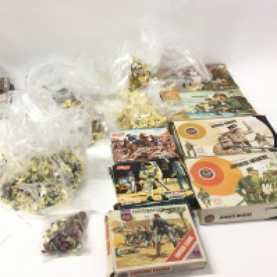 A collection of model plastic soldiers both boxed and loose. Boxed sets are 7 Airfix, also 3 empty Airfix boxes. Loose are 7 bags with mostly unpainted soldiers.