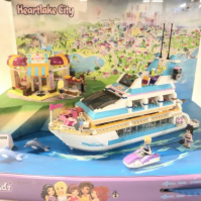 A Lego Interactive Shop Display containing Sets 41006 and 41015.