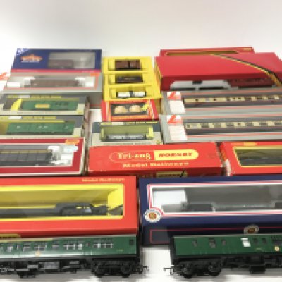 A collection of 20 boxed and loose 00 gauge model railway coaches..wagons and cars. Manufacturers include Hornby..Bachmann..Wrenn etc. No reserve