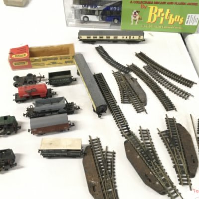 A collection oh n gauge track ..locos .wagons and coaches. Also a boxed Britbus Scalia