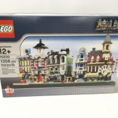 A Boxed And Sealed Lego VIP Exclusive Mini Modulars Set #10230. No reserve