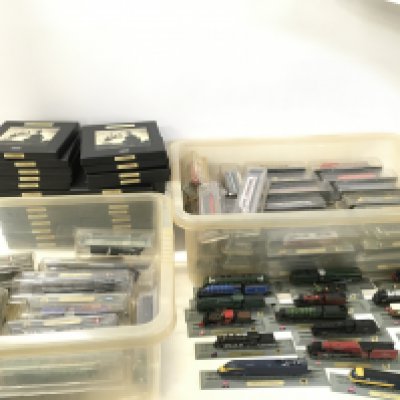 A large collection of model trains by Atlas etc. No reserve. (2)