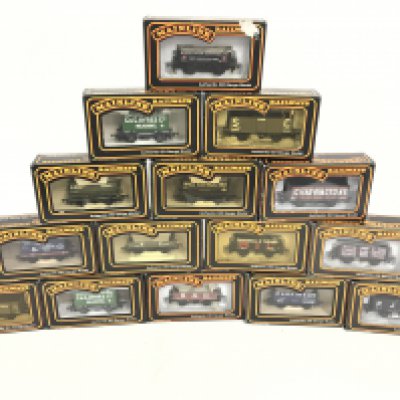 A collection of 15 Mainline Railways coaches. No reserve.