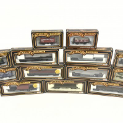 A collection of 13 Mainline Railways coaches. No reserve.
