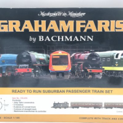 A Boxed Grahamfarish N Gauge Suburban Passenger Train Railway Et #370-076. Transformer and Controller Missing. Also 3 Boxed Wagons.