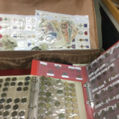 A suitcase of GB and foreign coins and bank notes. Shipping category D.