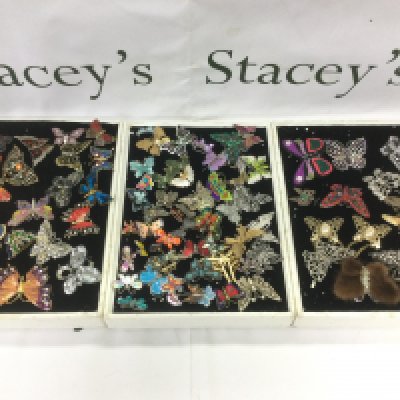Six trays of butterfly brooches including many enamelled examples. Shipping category C.