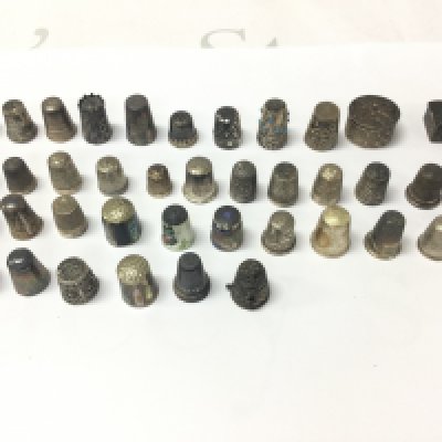 A collection of assorted thimbles including numerous silver examples. Postage B