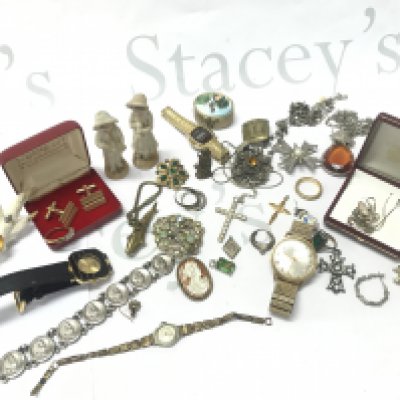 A collection of assorted costume jewellery including a number of silver examples. Postage B