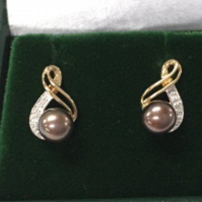 A pair of 9ct yellow gold purple/grey pearl and diamond infinity style earrings.