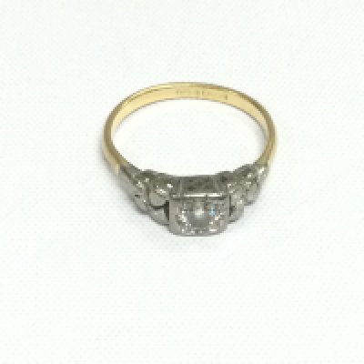 An 18ct gold and platinum diamond solitaire ring, approx 3g. Shipping category A.