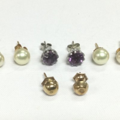 Four pairs of earrings comprising gold, pearl and amethyst examples. Shipping category A.