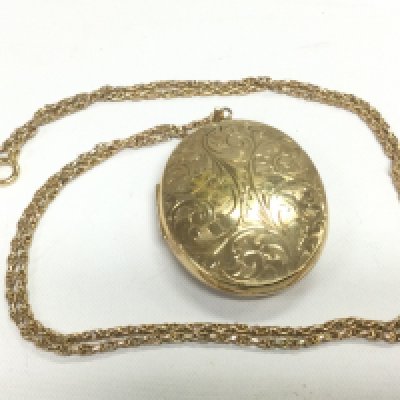 A 9ct gold pendant and chain, approx length 4.5cm and approx 26.9g. Shipping category A.