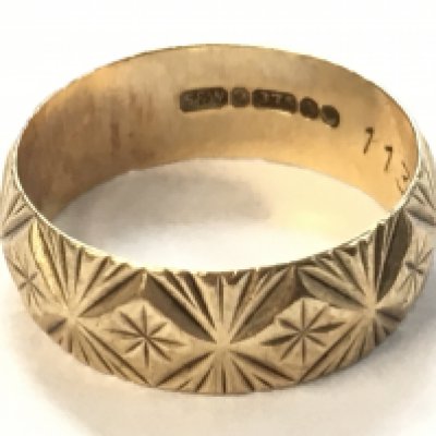 A 9ct gold ring, 3.5g total weight. Size Q Postage category a