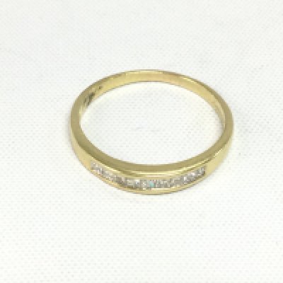 An 18ct gold half eternity diamond ring, approx 2.8g and approx size T. Shipping category A.