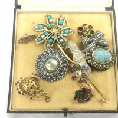 A small collection of costume jewellery. Shipping category A.