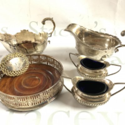 2 hallmarked silver gravy boats, Hallmarked silver bottle coaster, Claret wine label, hallmarked silver salts. (A)