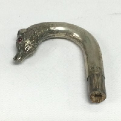A silver topped cane handle. Shipping category A.- NO RESERVE