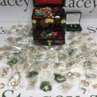 A collection of costume jewellery. Shipping category B.