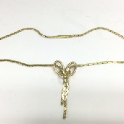 A 9ct gold necklace with three open oval links, approx 20g. Shipping category A.