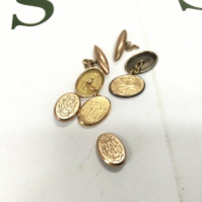One pair of 15ct cufflinks and a pair of 9ct cufflinks. Approx weight 8.66 grams.