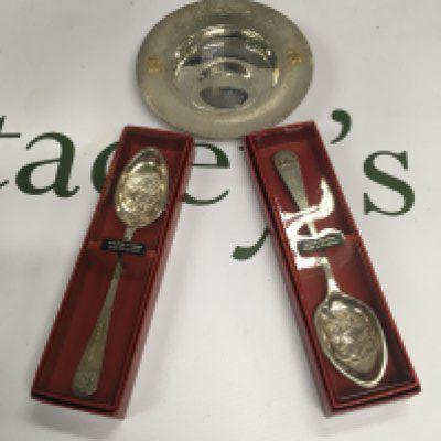 A comemorative tray and two commemorative cased silver spoons.