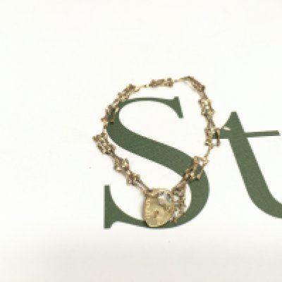 A 9ct gold gate bracelet with lock clasp. Approx weight 2.23 grams.
