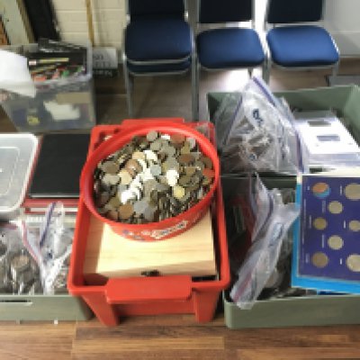 A large collection of mixed various British and World coinage including Victorian pennies. This lot cannot be posted